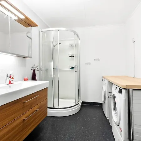Family-friendly, Spacious Apartment, Parking アパート *